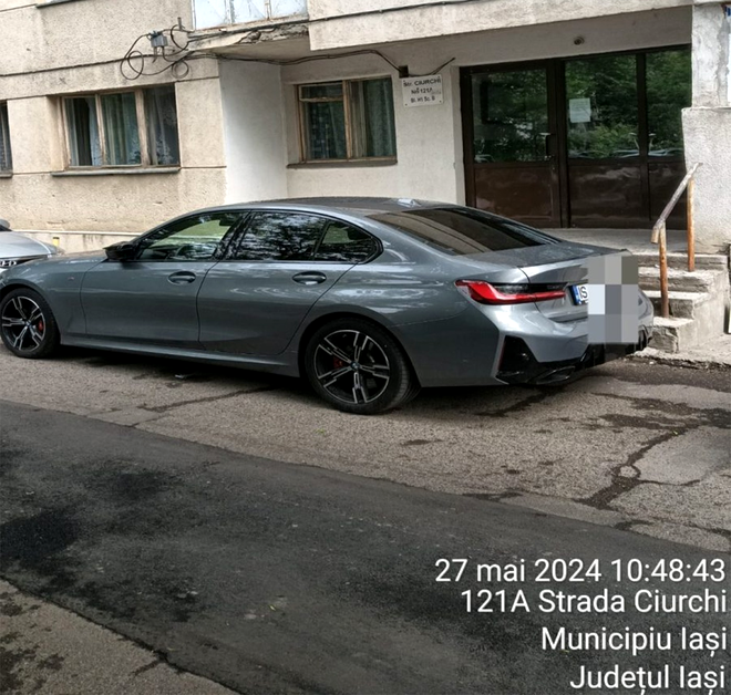 Ce a pățit un șofer din Iași, după ce și-a parcat BMW-ul în fața scării, blocând intrarea în bloc / Sursa foto: BZI