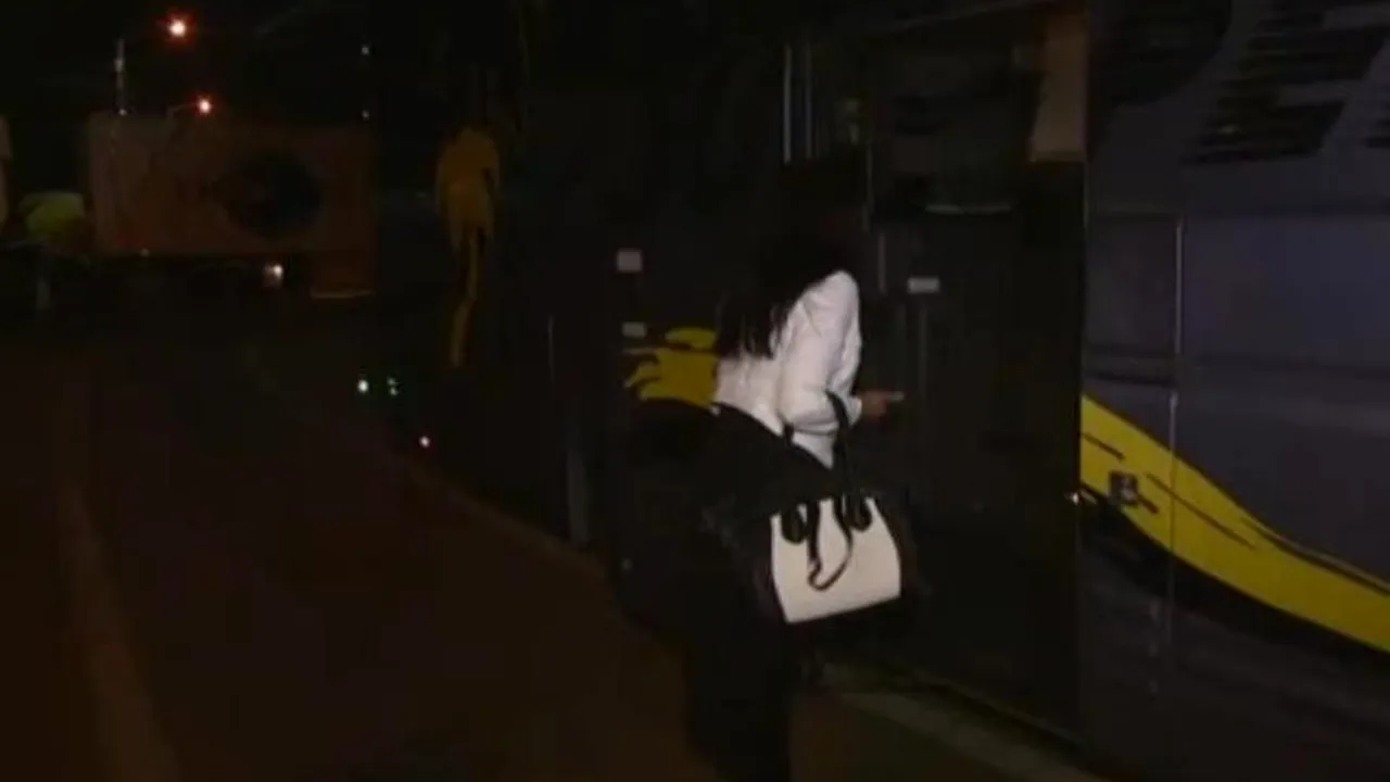 O tânără s-a făcut de râs în fața autocarului steliștilor. Niciun jucător nu a vrut să se pozeze cu ea