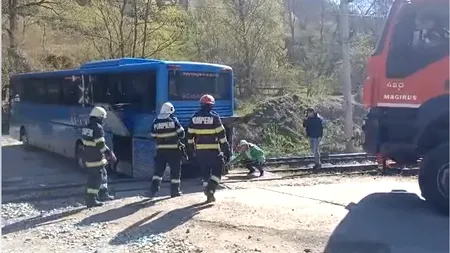 VIDEO. Autocar plin cu copii, aflați în excursie, blocat pe un pasaj de cale ferată, în Hunedoara / Anunțul CFR