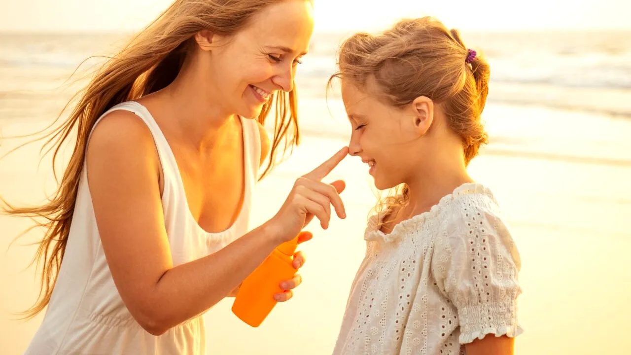 Dermatologii recomandă un minim control înainte de a pleca în vacanță la mare. Ce trebuie să știm despre cremele de plajă