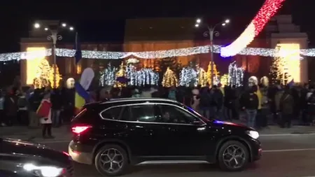PROTEST de 1 Decembrie în Piața Victoriei: LA MULȚI ANI, ROMÂNIA și DEMISIA! Un TRICOLOR UMAN, din  2.000 de persoane. Manifestație și la Cluj: Vrem o Românie EUROPEANĂ, în care corupții SĂ NU AIBĂ PUTERE