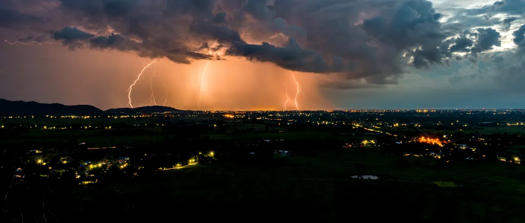 METEO. Vremea se răcește mai ales în centru și nord-est. Furtuni puternice în est