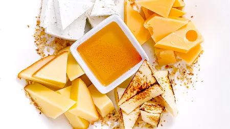 Ce conține și cum se fabrică brânza topită. De ce poate fi periculoasă pentru sănătatea organismului