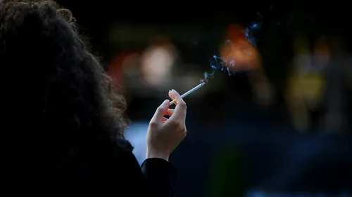 Primele amenzi pentru fumători. Oameni prinși că fumează în parcuri pentru copii și gară, sancționați la Timișoara 