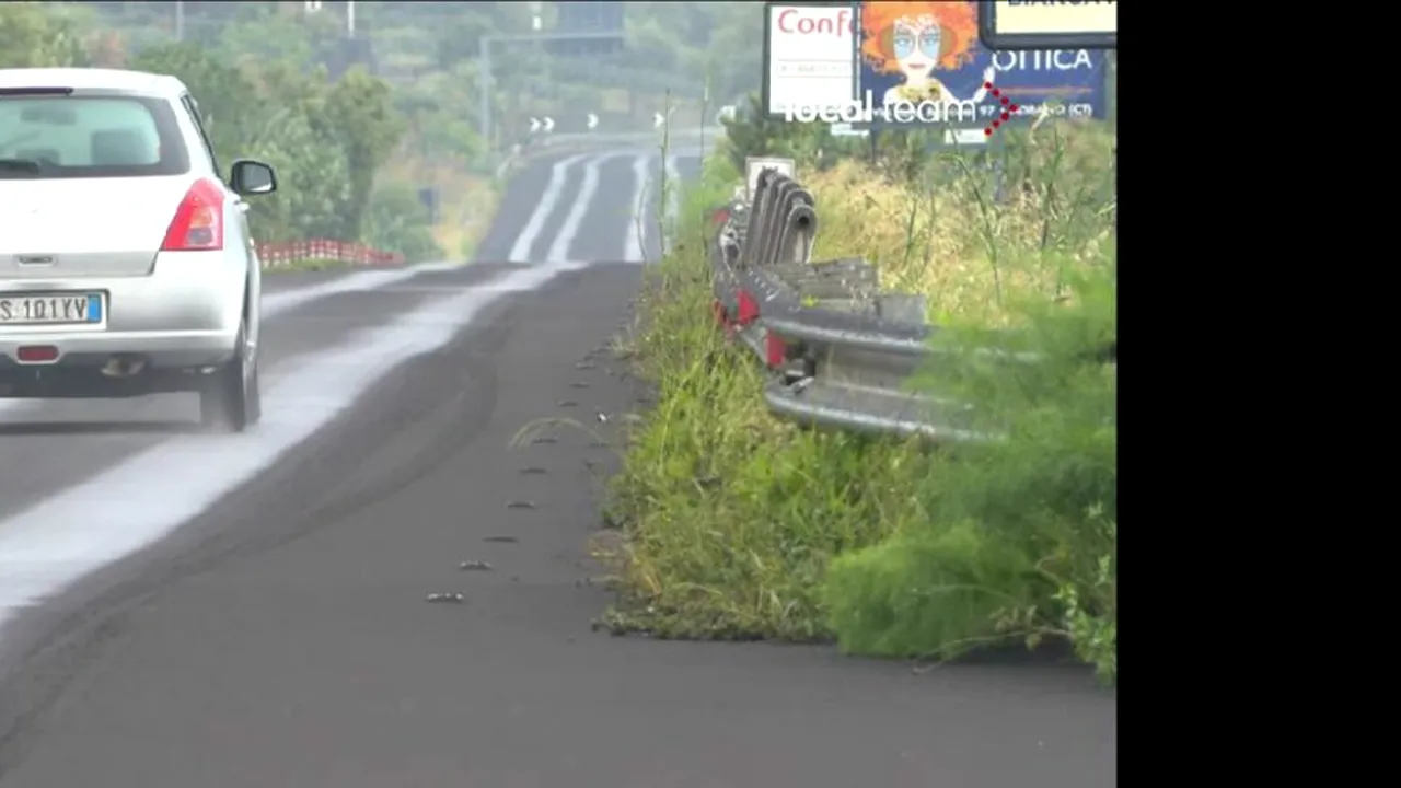 FOTO | Aeroport din Italia, închis, după ce vulcanul ETNA a erupt! Pe străzile din Sicilia plouă cu cenușă