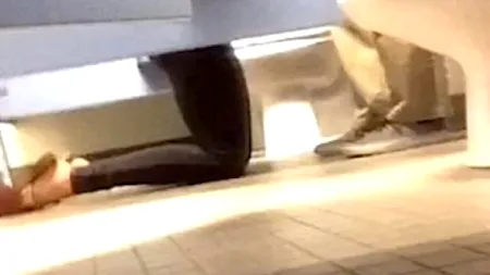 Ce făceau doi adolescenți în toaleta liceului. O colegă a filmat totul. VIDEO