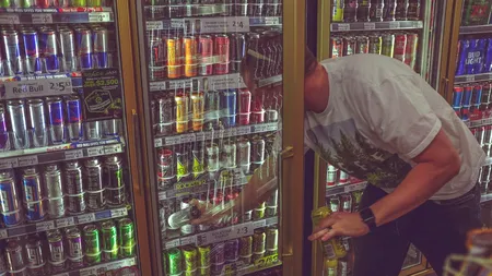 O persoană, în vârstă de 55 de ani, a consumat câte 12 doze de energizant pe zi, timp de un an. Ce i s-a întâmplat bărbatului