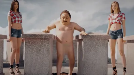 Explicațiile KFC Germania după scandalul uriaș provocat de reclama cu piticul nud de pe Turnul Chindiei