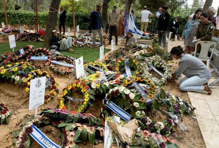 Mormintele israelienilor uciși în masacrul de la 7 octombrie 2023. Sursa Foto: Profimedia 