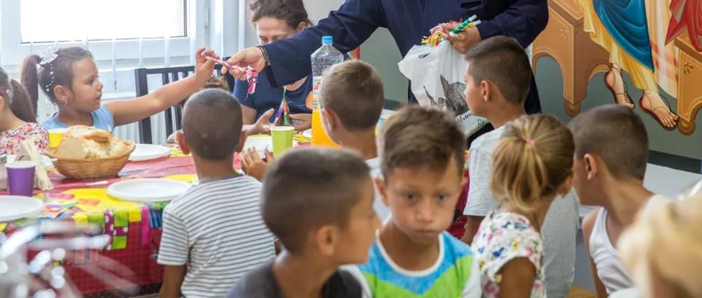 ÎNGERUL PĂZITOR din Lada, satul din Teleorman unde SĂRĂCIA e la ea acasă. Copiii și bătrânii FLĂMÂNZI primesc mese calde la cantina bisericii