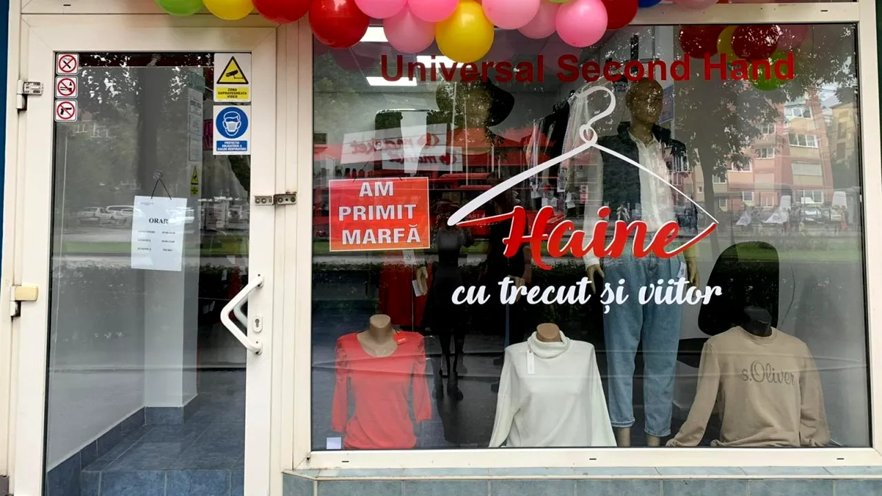 FOTO| ”Dacă vă este frig, aici vă puteți îmbrăca gratis”. Gestul făcut de proprietarii unui magazin