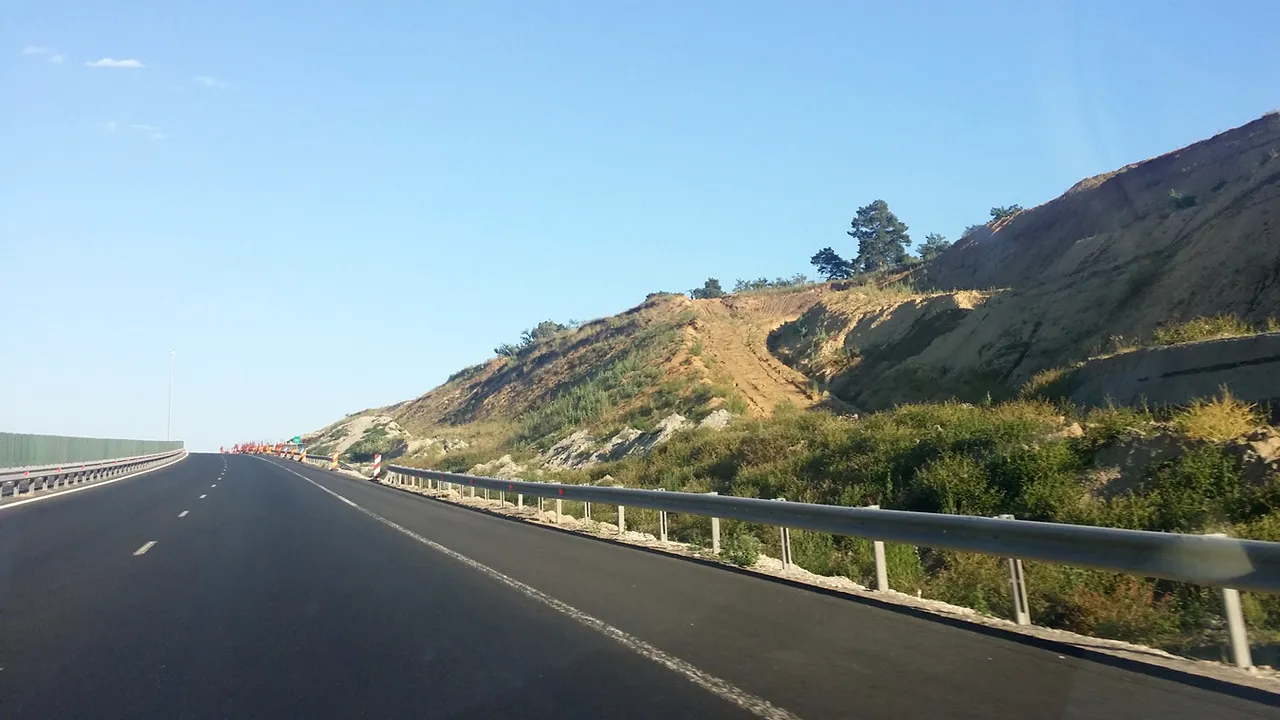 Circulație îngreunată pe A6 după ce pământul de pe marginea autostrăzii s-a surpat