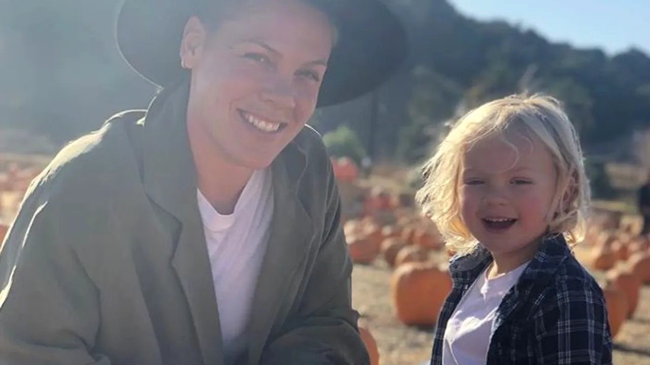 COVID-19. Celebra cântăreață Pink și fiul ei de trei ani ani, infectați cu coronavirus: „Această boală este reală și gravă!”