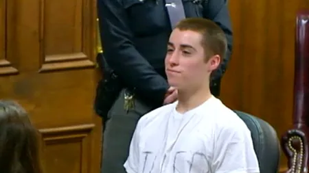 Adolescentul care și-a ucis trei colegi a sfidat, la tribunal, familiile victimelor prin gesturi obscene și jigniri