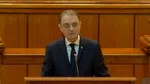A început ședința pentru învestirea Guvernului Niculescu. Premierul desemnat a luat cuvântul în plen și a promis de toate pentru toți: „Va fi un Guvern care aduce bani în țară”. „Pensiile vor fi indexate din 2027, familiile cu venituri mici vor beneficia de sprijin țintit”. „Eliminăm impozitul pe cifra de afaceri”