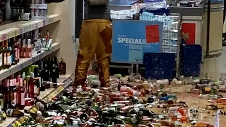 Imagini șocante! O femeie a distrus 500 de sticle de alcool dintr-un supermarket: Nu s-a oprit nici după ce se tăiase la mână! - VIDEO