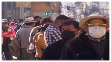 Țara în care cetățenii stau la cozi interminabile pentru a cumpăra un înălbitor promovat drept tratament anti-COVID: „Trebuie să încerc. Ce să fac? Să aștept să mor?” | 10 persoane au fost intoxicate din cauza substanței