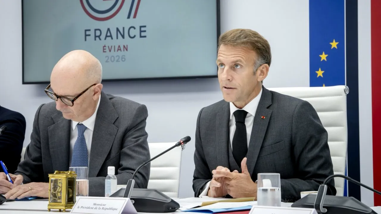 G7 decide eliberarea rezervelor de petrol pentru reducerea prețurilor la motorină. Anunțul lui Macron după reuniune