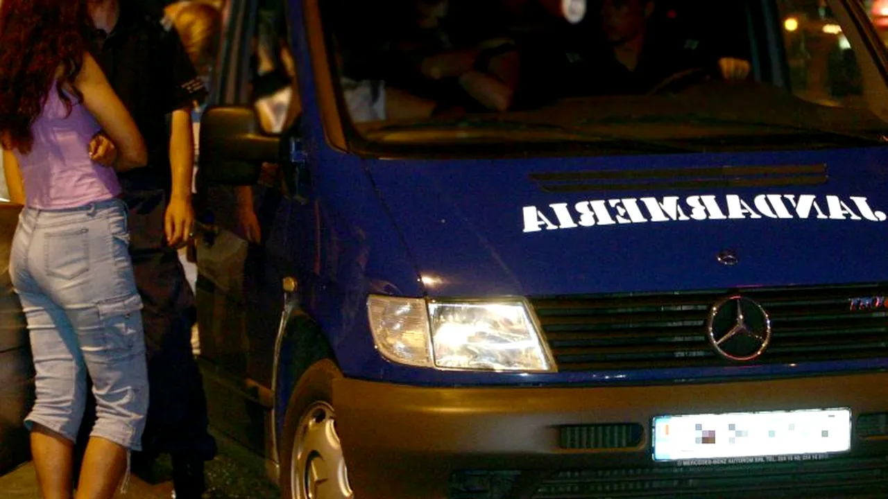 Percheziții la suspecți de proxenetism, unul dintre cei vizați e fost polițist