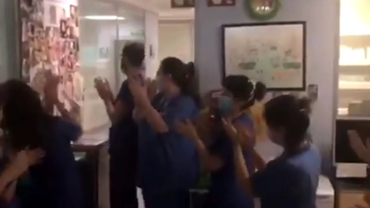 MOMENTE EMOȚIONANTE | Un bebeluș este aplaudat de medici după ce timp de trei săptămâni a respirat doar cu ajutorul ventilatorului - VIDEO