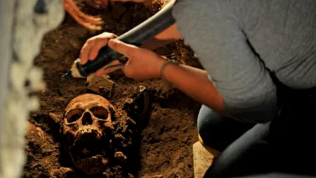 FOTO: Arheologii italieni spun că au găsit scheletul Monei Lisa