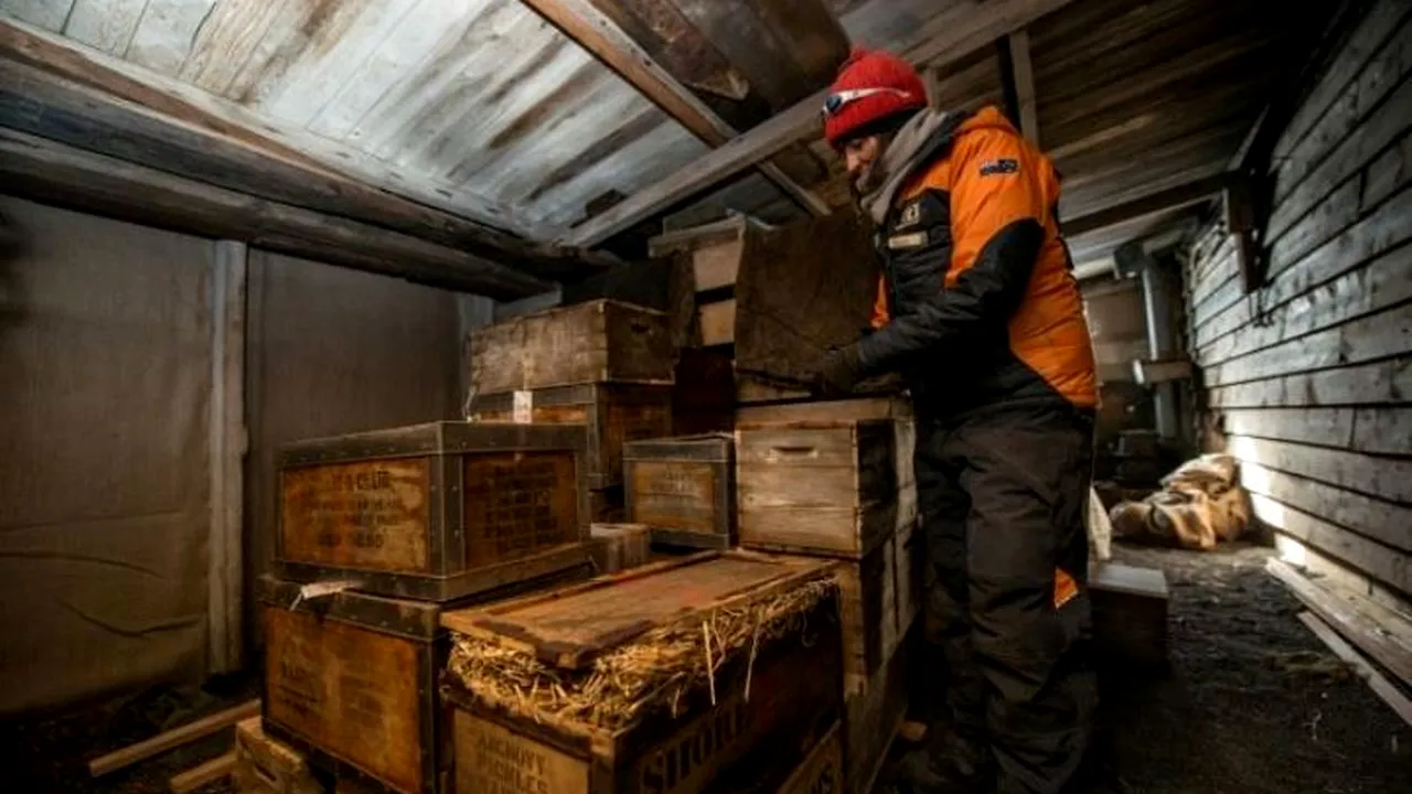 FOTO. Descoperirea unor cercetători din Antarctica într-o cutie de 100 de ani