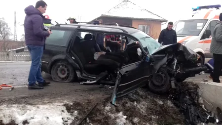 Accident teribil în Gorj. Cinci persoane au fost grav rănite, după ce mașina în care erau a intrat într-un cap de pod