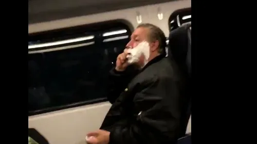 Acest bărbat s-a BĂRBIERIT în vagonul unui tren și un călător l-a filmat pentru a râde de el. Ce secret ascundea însă ANIMALUL Anthony