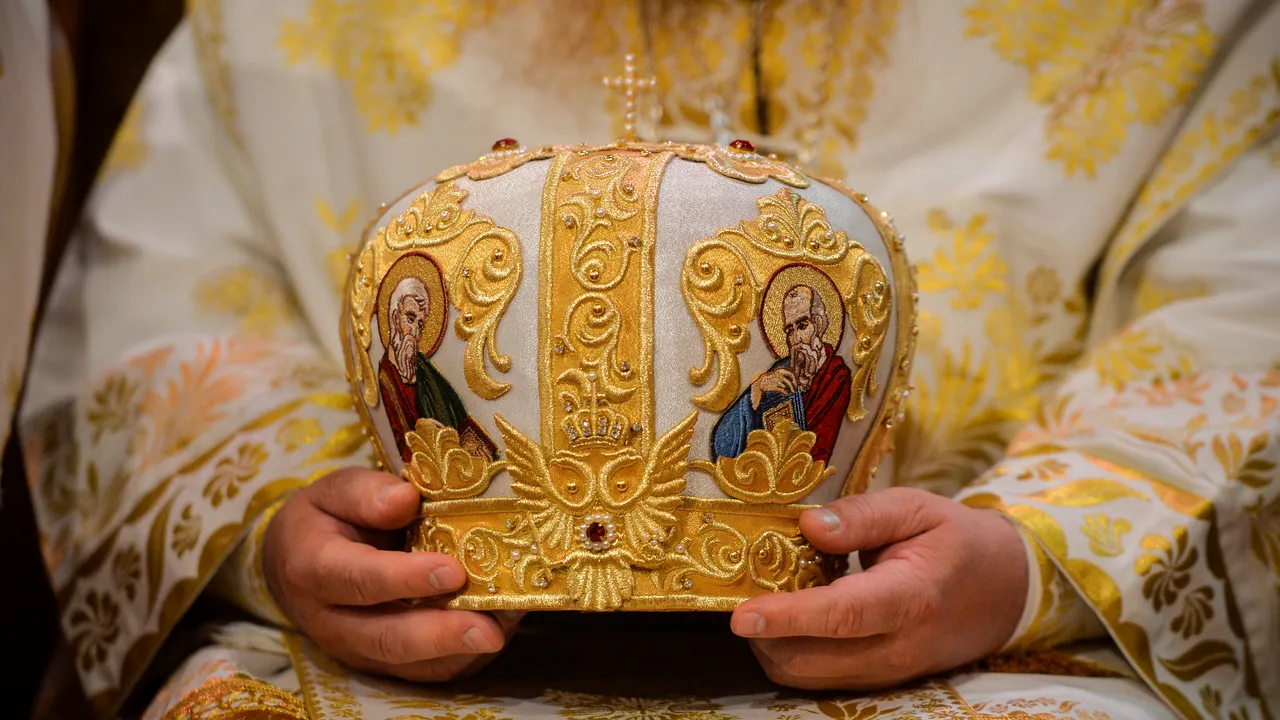 Un nou scandal lovește în Biserica română: trei preoți, reținuți de DNA pentru că șantajau un înalt prelat din conducerea BOR