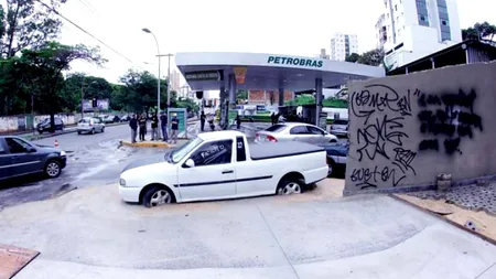 FOTO. Mașină blocată în ciment, pentru că șoferul a refuzat să o mute