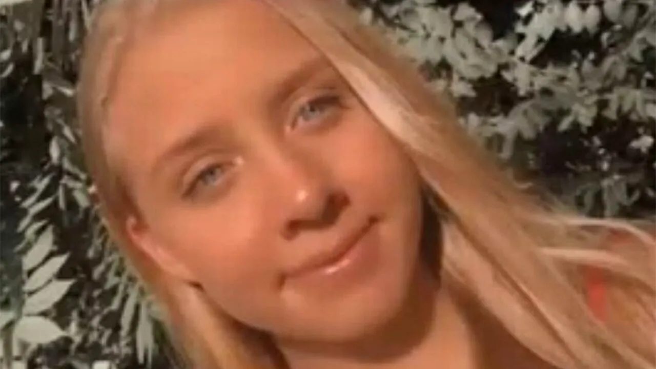 La data de 1 mai 2023, tânăra din imagine a fost dată DISPĂRUTĂ, fiind declarată răpită. Ireal unde a fost găsită și cine o „răpise”, de fapt