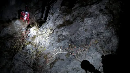 O femeie însărcinată în 8 luni și o mamă cu un copil de 2 ani au rămas blocate pe munte, în Neamț