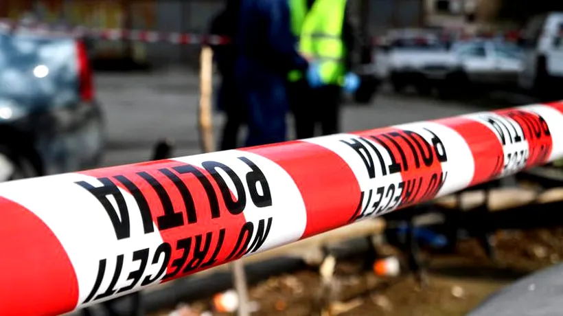 O femeie a fost găsită moartă pe scara unui imobil din județul Brașov. Poliție: Moartea a fost violentă