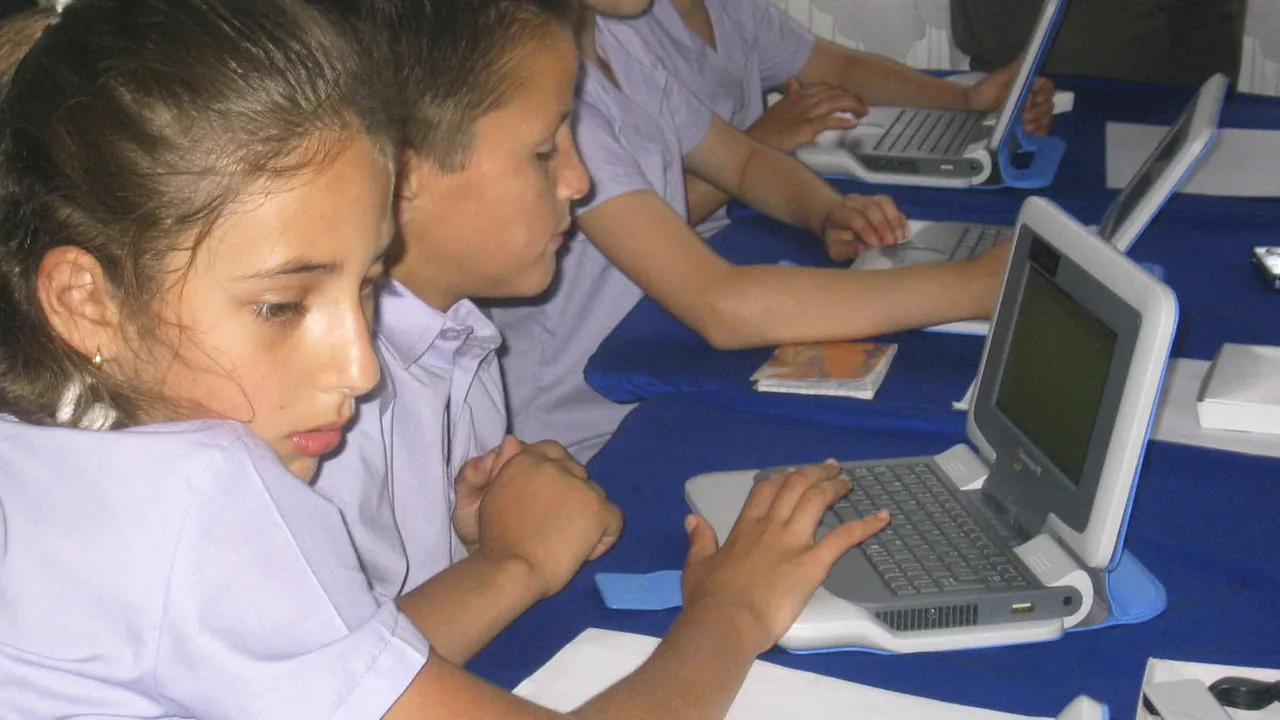 Elevii defavorizați pot primi 200 de euro de la stat pentru a-și cumpăra tablete și calculatoare