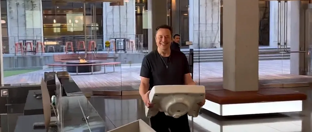 VIDEO | Elon Musk, apariție spectaculoasă în sediul Twitter, în ziua în care a confirmat că a cumpărat platforma. Miliardarul intră cu o chiuvetă în brațe
