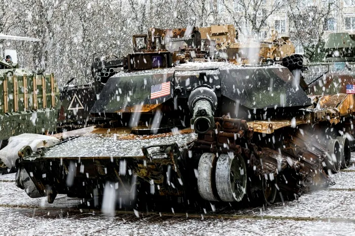 Tanc american M1 Abrams avariat, capturat de trupele ruse de la ucraineni și expus în Sankt Petersburg. Sursa Foto: Profimedia
