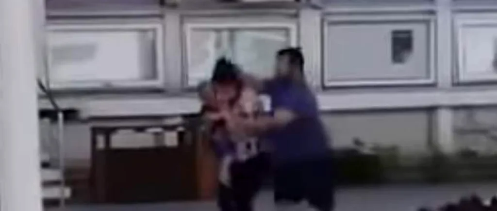 Pedeapsa primită de preotul din Bacău care și-a bătut soția pe stradă, chiar dacă femeia avea copilul în brațe (VIDEO)