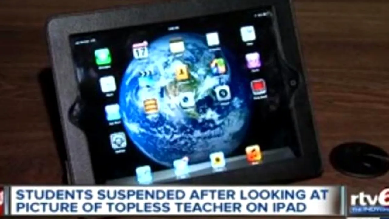 O profesoară din SUA le-a trimis elevilor poze cu ea dezbrăcată. Copiii riscă exmatricularea pentru că s-au uitat