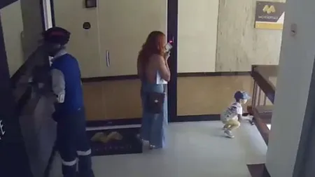 Se juca liniștit pe hol, dar pericolul era aproape. Ce a făcut mama unui băiețel pare a fi rupt din filmele „Matrix