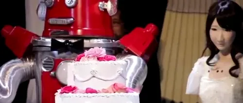 Doi roboți s-au căsătorit în Japonia. Cum arată sărutul mirilor