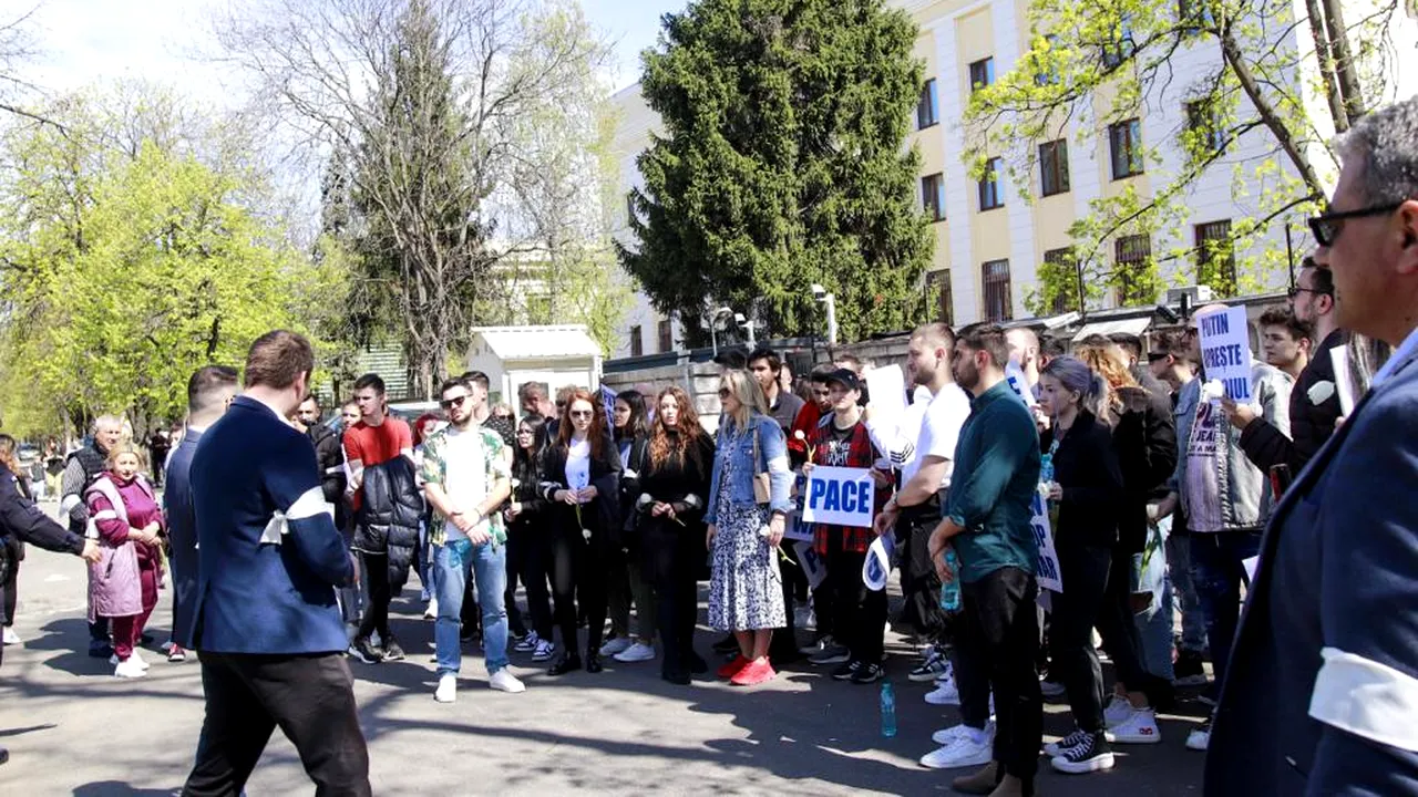 FOTO | Organizația de Tineret a PMP, protest în fața Ambasadei Federației Ruse din București. „Masacrele din ultimele săptămâni trebuie să înceteze”