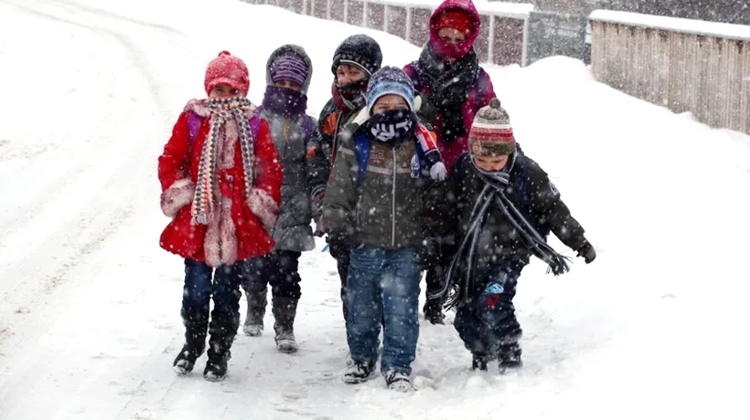 COD PORTOCALIU de ninsoare. Școlile și grădinițele - închise luni și marți în Capitală. UPDATE