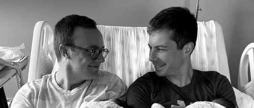 Primul ministru gay din istoria SUA, Pete Buttigieg, împreună cu soțul său, au devenit părinții unor gemeni