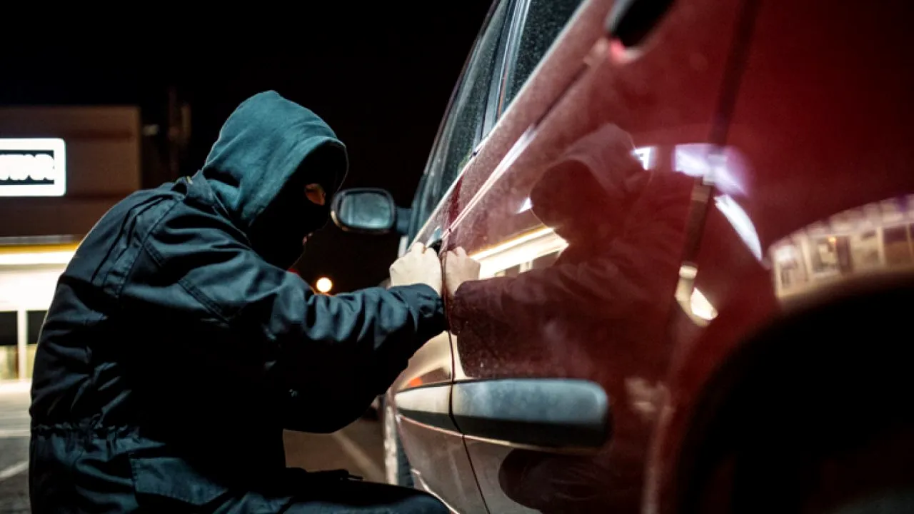 Au spart 24 de mașini într-o lună, dintre care 14 într-o singură noapte. Cine sunt „campionii” furturilor auto