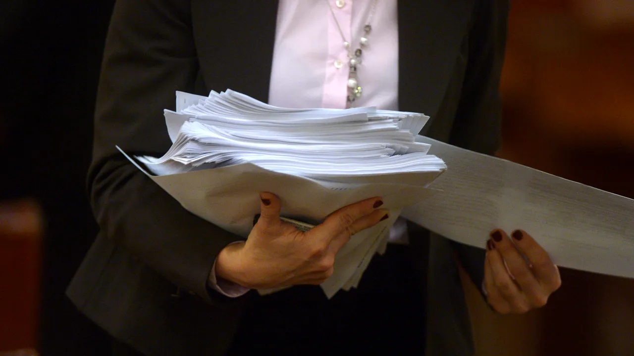 Fără avize sau acte pentru completarea dosarelor. Un deputat propune un proiect pentru debirocratizarea serviciilor în instituțiile publice