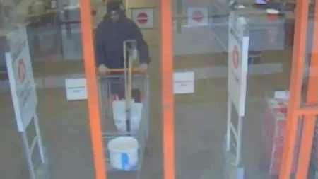 Și-a omorât prietenul cu o sabie ninja, apoi a mers la cumpărături. Motivul din spatele crimei și cum a încercat să scape de cadavru - VIDEO