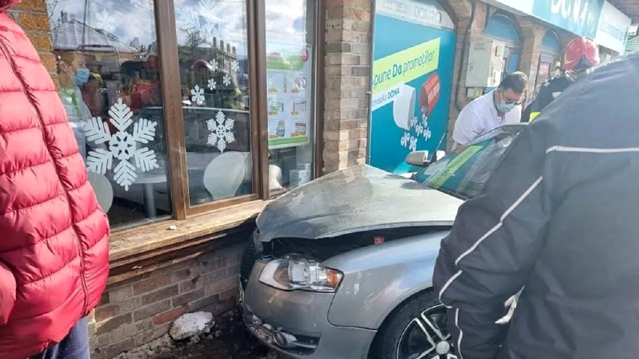 O fetiță de 6 ani a fost lovită de o mașină pe trotuar, în Petroșani. Șoferul suferise un stop cardio-respirator la volan și a murit