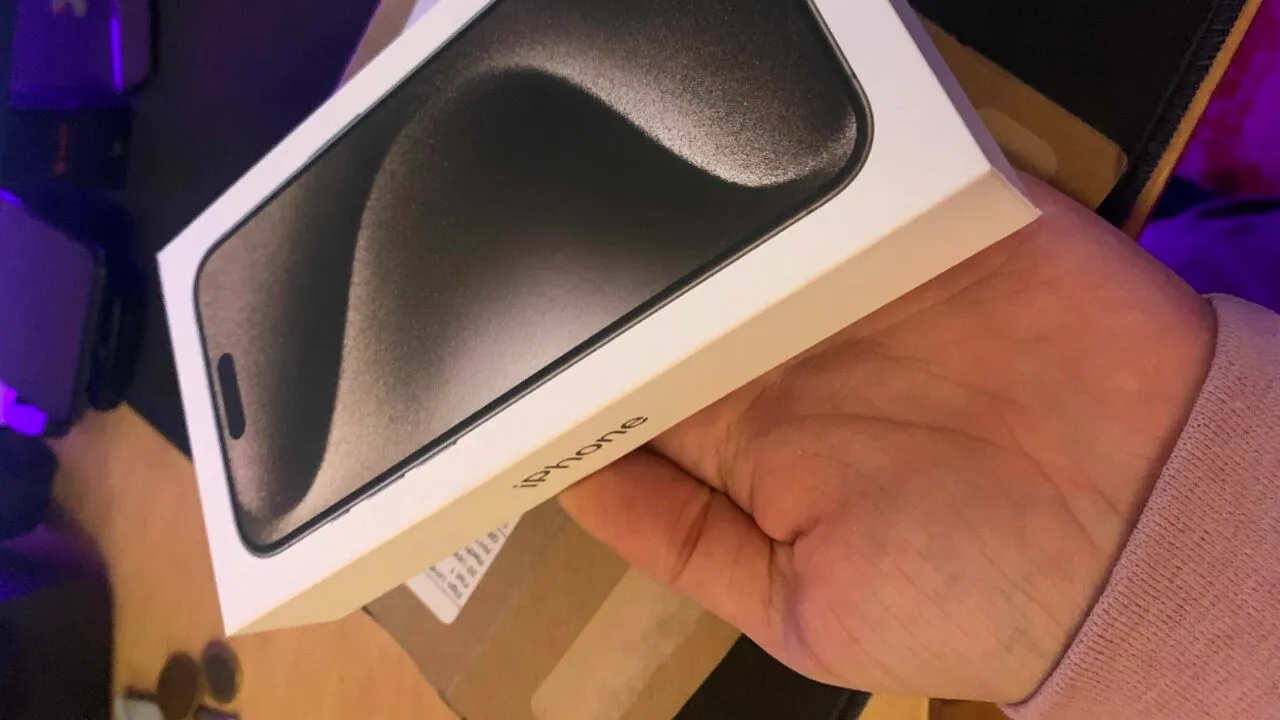 Surpriza neplăcută avută de un client care a comandat un iPhone 15 Pro Max direct de pe site-ul Apple