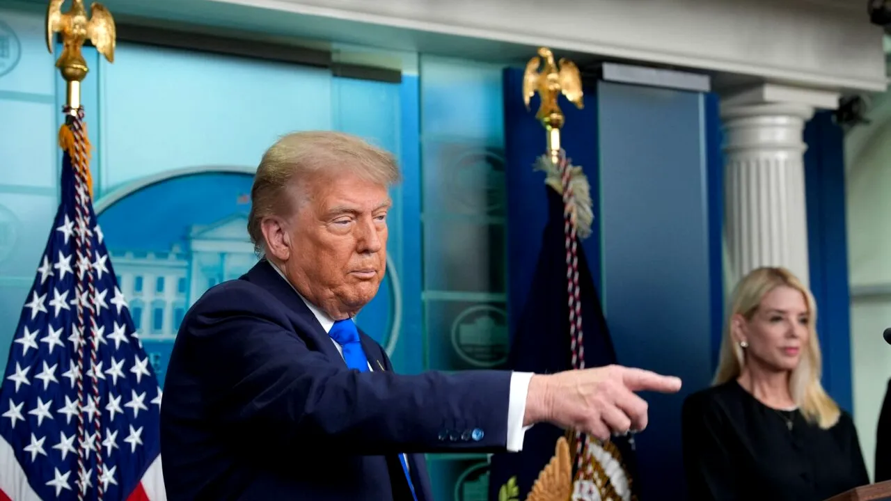 WSJ. Scandalul „Epstein” ia amploare în SUA. Trump, acuzat că i-ar fi trimis o scrisoare cu un desen obscen lui Jeffrey Epstein. Ce spune președintele