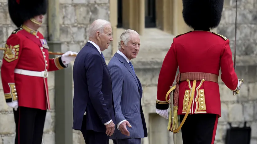 Ce face Biden la Londra? Se ține de rege, încalcă protocolul și nu-și poate dezlipi ochii de garda regală